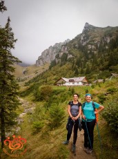 038-Munții de la Cabana Mălăiești, două femei