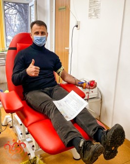 01 Bărbat vesel care donează sânge pentru răniții ucrainieni la Spitalul Militar Central