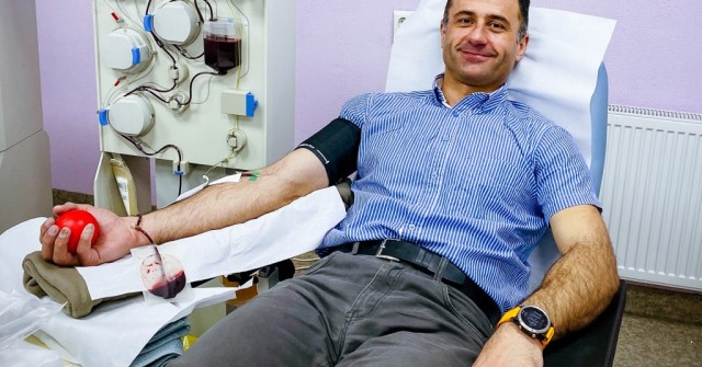 10 Bărbat care donează sânge și plasmă în mod voluntar